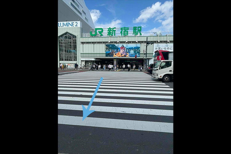 改札を出たら正面の信号を渡り右折します