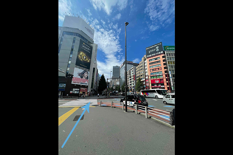 交差点（西新宿一丁目交差点）の信号を渡り左折します